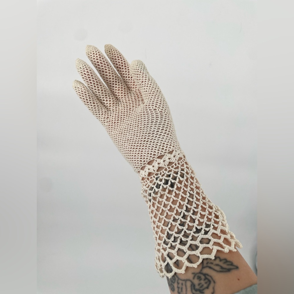 Fantastic Handmade Vintage Crocheted Cream Sheer Gloves With 3D Rosettes - Picture 7 of 12